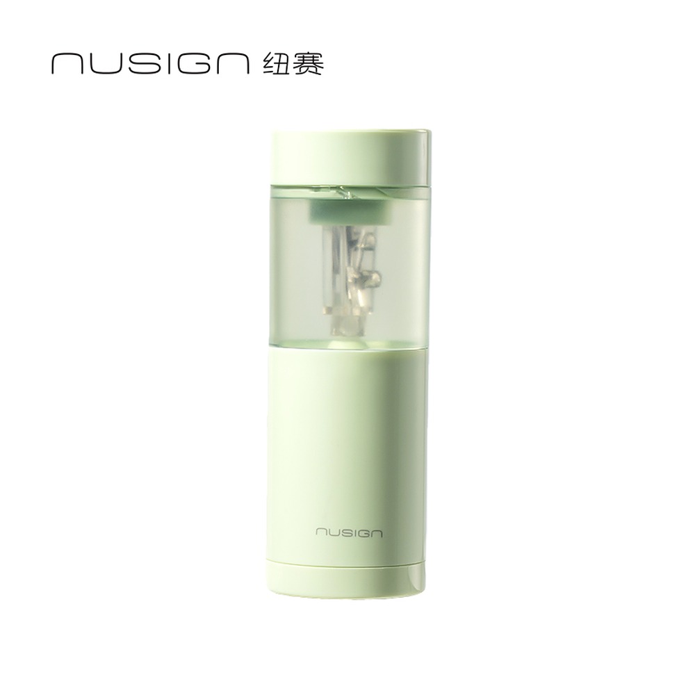 DELI/得力 MINIROLL手持式电动卷笔刀 NS075 规格:(42*120 ) mm；颜色:微风蓝、了旷野绿、陶资白；尺寸:075M；结构:手持式 单位:个