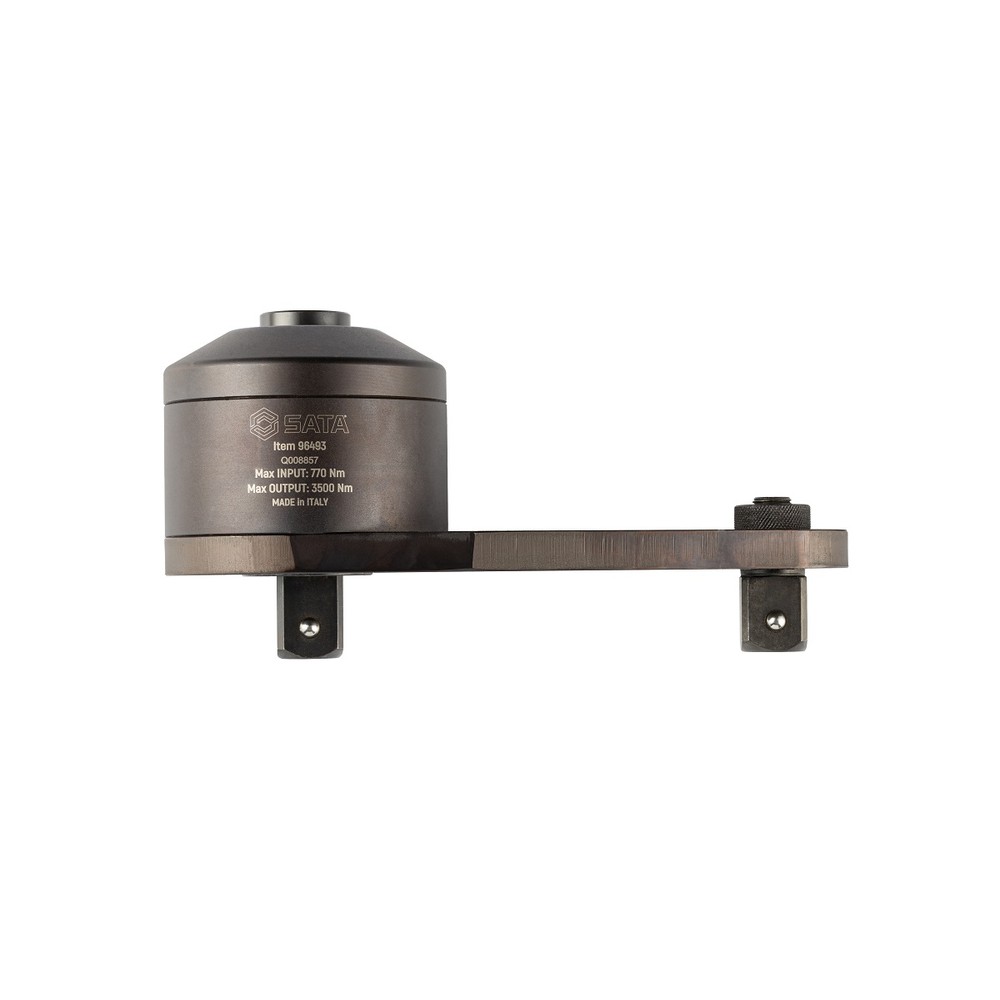 SATA/世达 扭力倍增器 96493 最大输入扭力值：770N·m 最大输出扭力值：3500N·m 齿轮比：1:4.5 输入端方形驱动尺寸：3/4" 输出端方形驱动尺寸：1" 长度：264mm 直径：108mm 高度：130mm 重量：7.3kg 单位:个